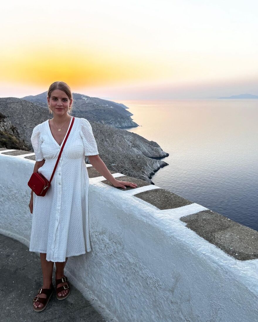 Δανάη Μιχαλάκη: Απολαμβάνει τις διακοπές της στη Φολέγανδρο