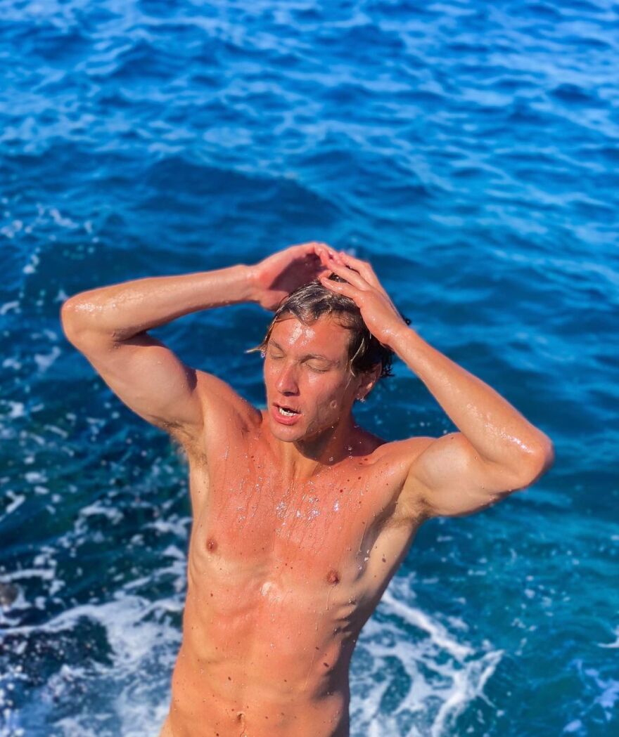 Έντουαρντ Στεργίου: Κολυμπά γυμνός στη θάλασσα