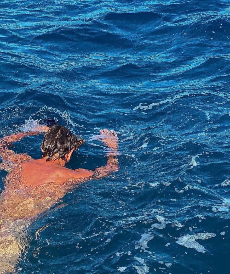 Έντουαρντ Στεργίου: Κολυμπά γυμνός στη θάλασσα