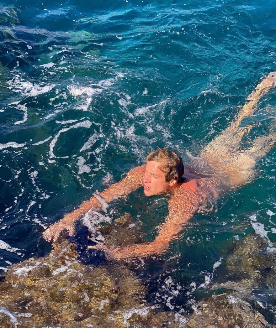 Έντουαρντ Στεργίου: Κολυμπά γυμνός στη θάλασσα