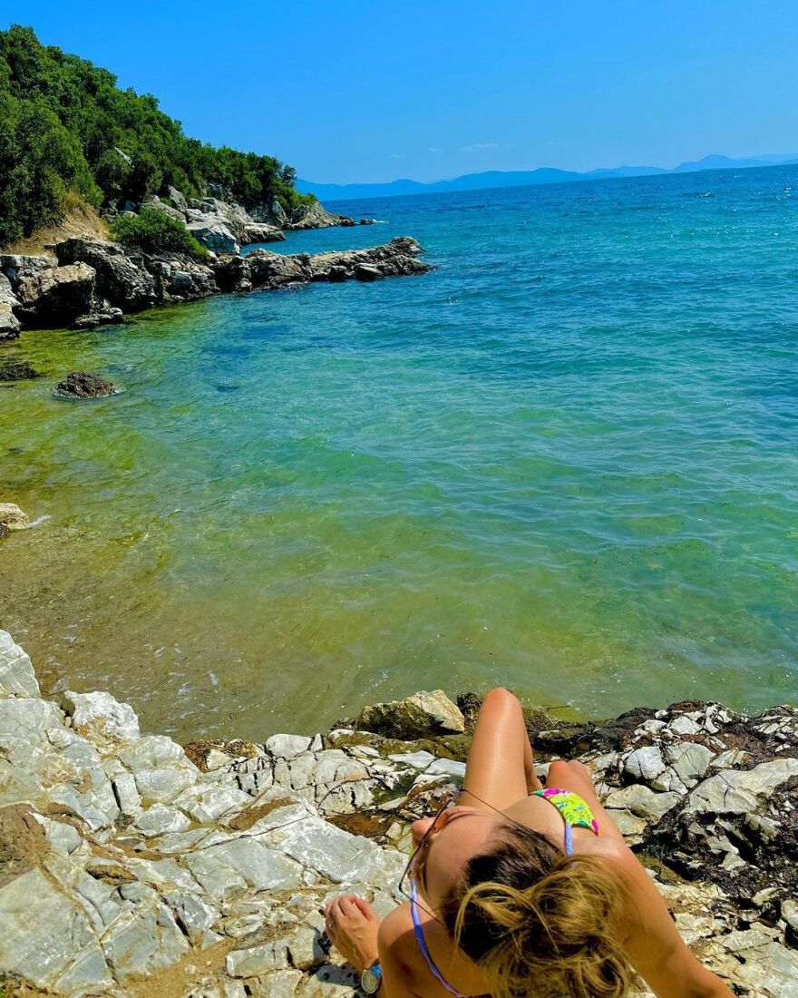 Αποστολία Ζώη: Οι πόζες της με μπικίνι