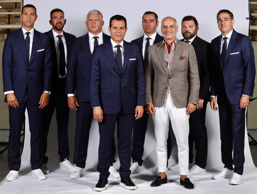 Γιώργος Παπαδόγαμβρος: «Ντύνει» τον Δημήτρη Ιτούδη και την ομάδα του για το παγκόσμιο κύπελλο στις Φιλιππίνες - Φωτογραφίες