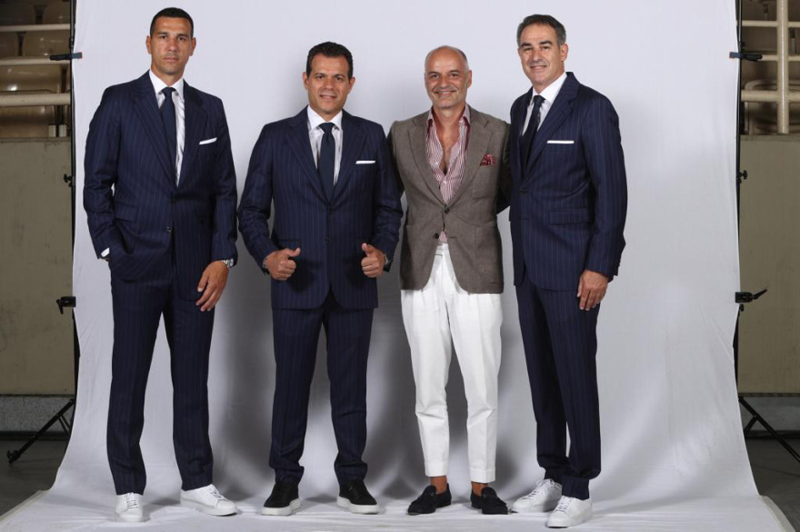 Γιώργος Παπαδόγαμβρος: «Ντύνει» τον Δημήτρη Ιτούδη και την ομάδα του για το παγκόσμιο κύπελλο στις Φιλιππίνες - Φωτογραφίες