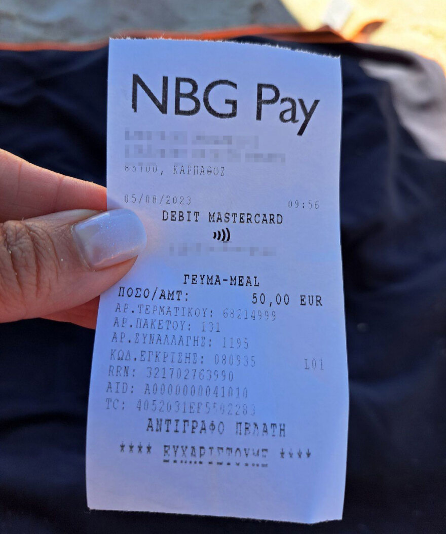 Κάρπαθος: Πλήρωσαν 50 ευρώ για δύο ξαπλώστρες και πήραν απόδειξη για... γεύμα!