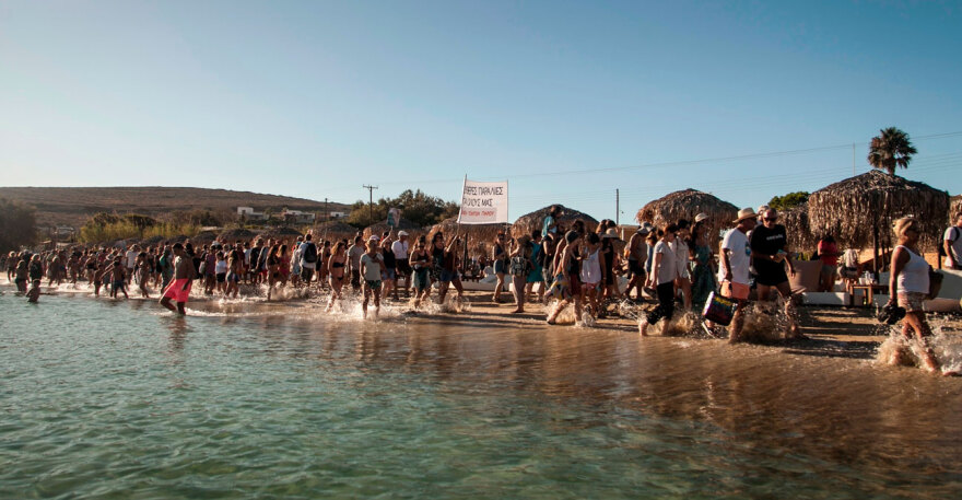 Κίνημα της πετσέτας: Σαφάρι για τις παράνομες ξαπλώστρες - Πού επιτρέπονται και πού όχι