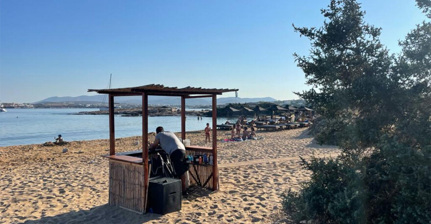 Κίνημα της πετσέτας: Σαφάρι για τις παράνομες ξαπλώστρες - Πού επιτρέπονται και πού όχι