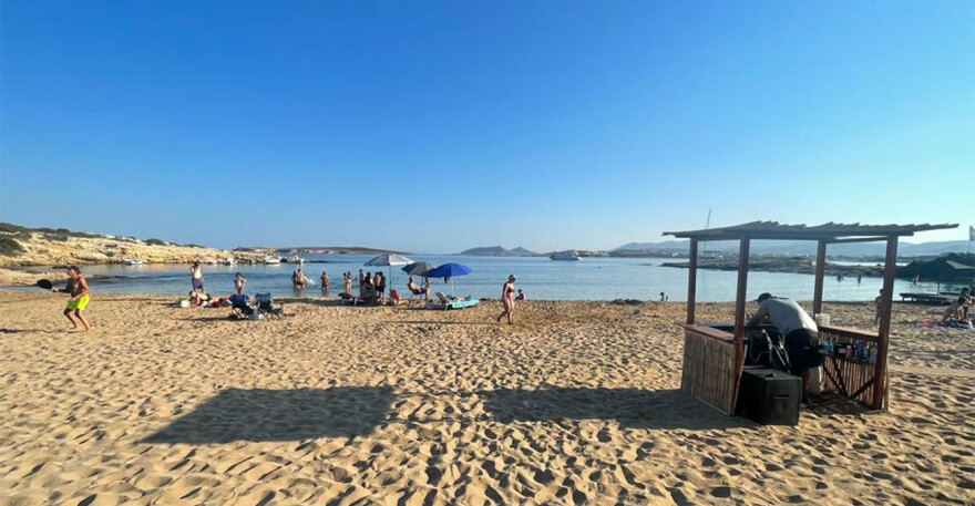 Κίνημα της πετσέτας: Σαφάρι για τις παράνομες ξαπλώστρες - Πού επιτρέπονται και πού όχι