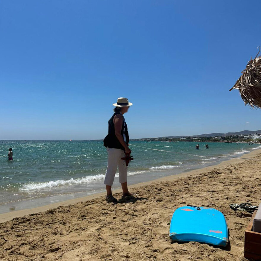 Κίνημα της πετσέτας: Άρχισαν οι αυτοψίες για τα ομπρελοκαθίσματα στην Πάρο - Δείτε φωτογραφίες