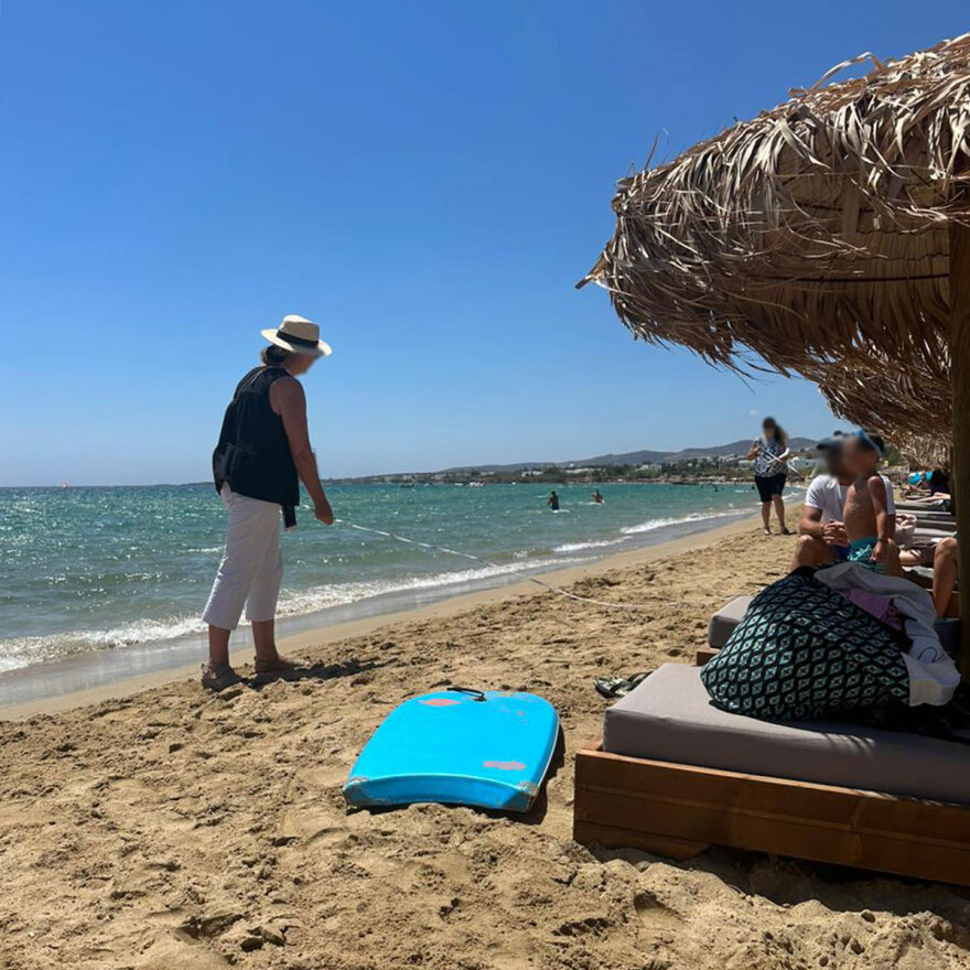 Κίνημα της πετσέτας: Άρχισαν οι αυτοψίες για τα ομπρελοκαθίσματα στην Πάρο - Δείτε φωτογραφίες