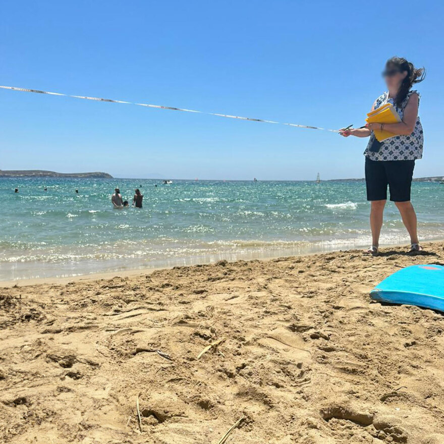 Κίνημα της πετσέτας: Άρχισαν οι αυτοψίες για τα ομπρελοκαθίσματα στην Πάρο - Δείτε φωτογραφίες