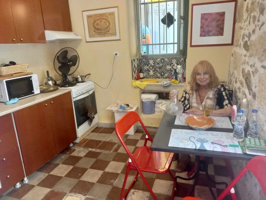 Άννα Φόνσου: Μετακόμισε αφού εκκενώθηκε η πολυκατοικία της - Φωτογραφίες από το νέο της σπίτι 