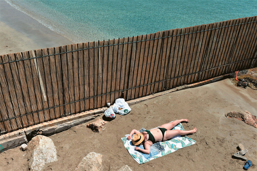 Κίνημα της πετσέτας: Η Ανάβυσσος «έπαθε Πάρο» - Οδοιπορικό στις παραλίες της Αττικής