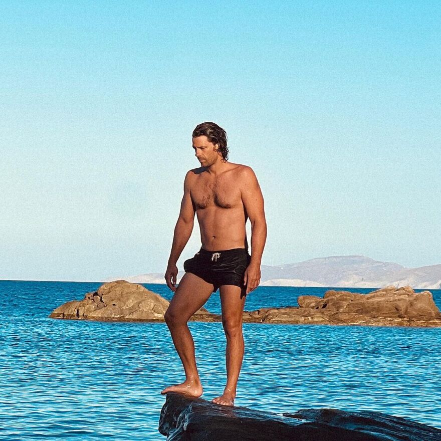 Αποστόλης Τότσικας: Ποζάρει με μαγιό για τη σύζυγό του - Δείτε φωτογραφίες