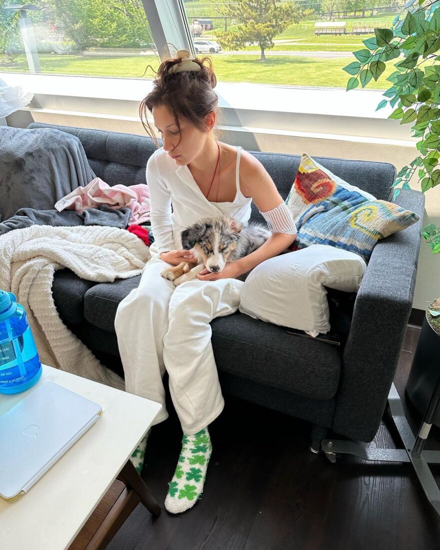 Μπέλα Χαντίντ: Καταβεβλημένη και με σωληνάκια στις φωτογραφίες από την περίοδο της θεραπείας της