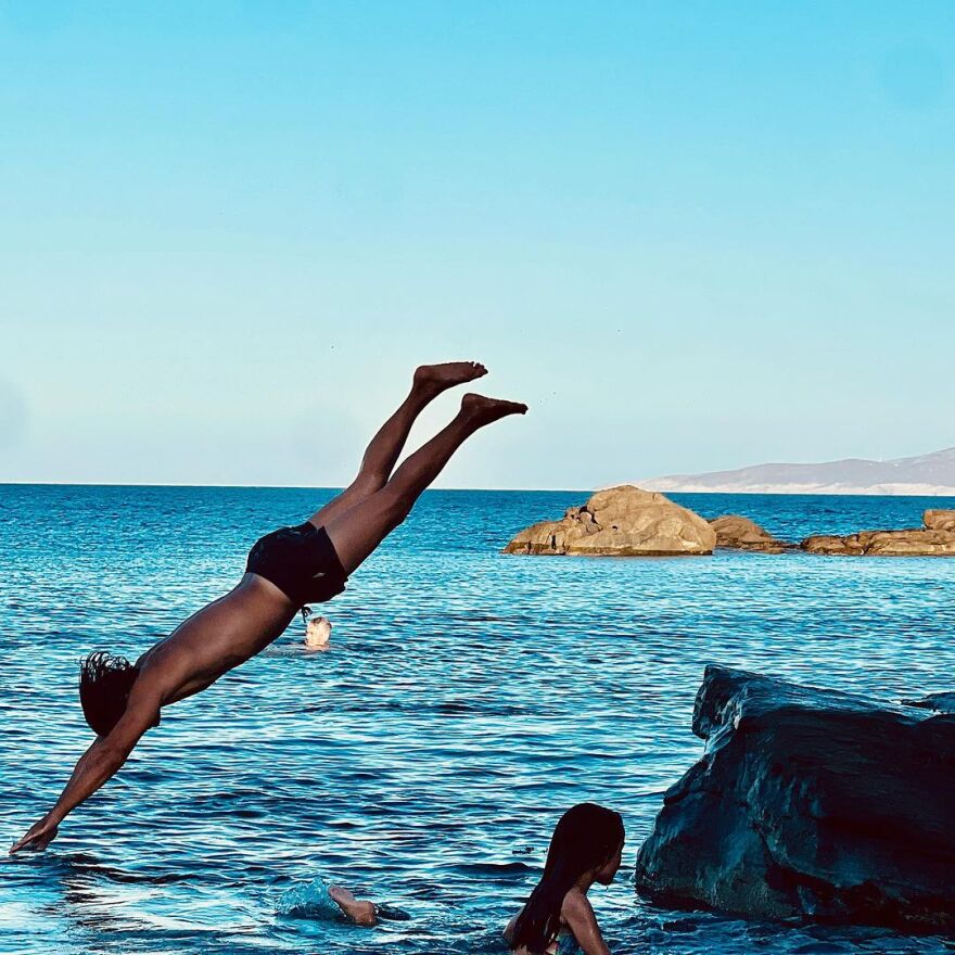 Αποστόλης Τότσικας: Ποζάρει με μαγιό για τη σύζυγό του - Δείτε φωτογραφίες