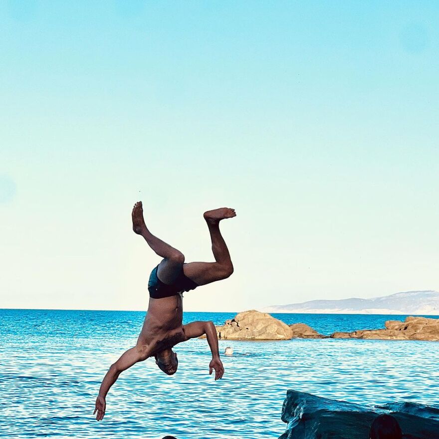 Αποστόλης Τότσικας: Ποζάρει με μαγιό για τη σύζυγό του - Δείτε φωτογραφίες