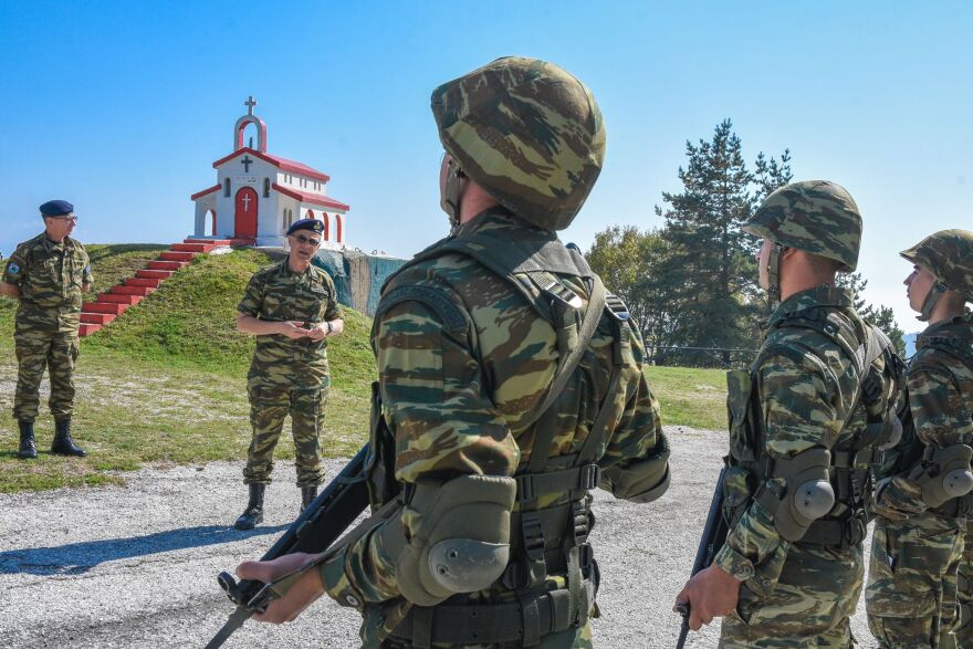 Αλλαγές για τους στρατεύσιμους: Μαζί με τη θητεία παίρνεις δίπλωμα τεχνικού (και ένα τάμπλετ σε κάθε φαντάρο)