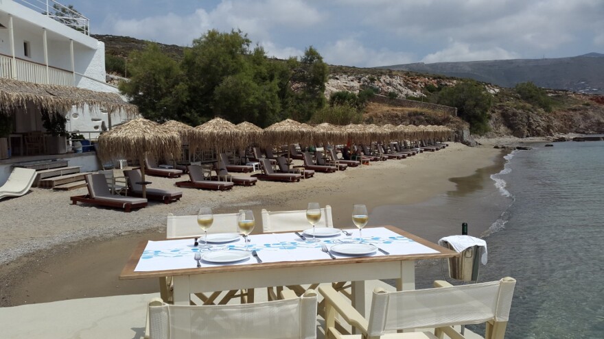 Κίνημα της Πετσέτας - Πάρος: Beach bar αναστέλλει τη δραστηριότητά του μετά από επίσκεψη ελεγκτών