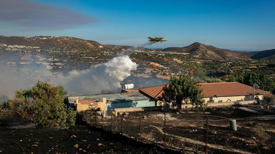 Σε ύφεση η φωτιά στην Κύπρο - Στις 10 φτάνει το πρώτο Canadair από Ελλάδα