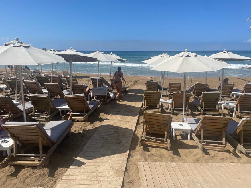 Κίνημα της Πετσέτας - Κέρκυρα: 5 μαγαζιά είχαν κάνει παράνομη κατάληψη με ομπρελοκαθίσματα σε παραλίες - Δείτε βίντεο