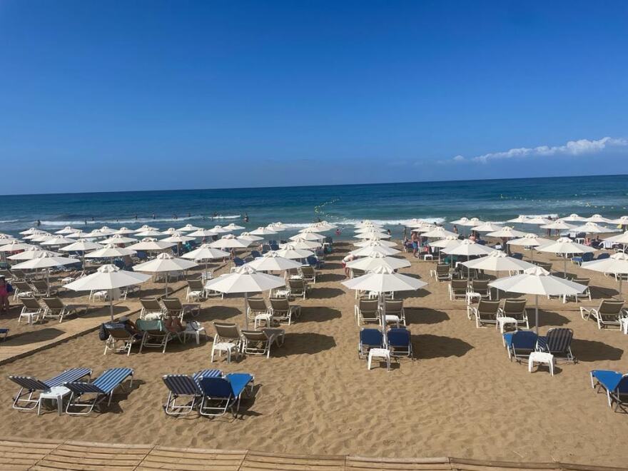 Κίνημα της Πετσέτας - Κέρκυρα: 5 μαγαζιά είχαν κάνει παράνομη κατάληψη με ομπρελοκαθίσματα σε παραλίες - Δείτε βίντεο