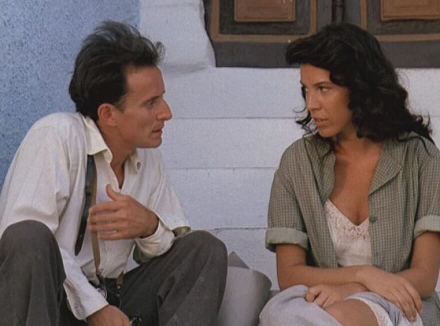 Κάρπαθος: Ο παρτενέρ της Βάνας Μπάρμπα στο «Mediterraneo» σερβίρει σε ταβέρνα απαγγέλλοντας Καβάφη