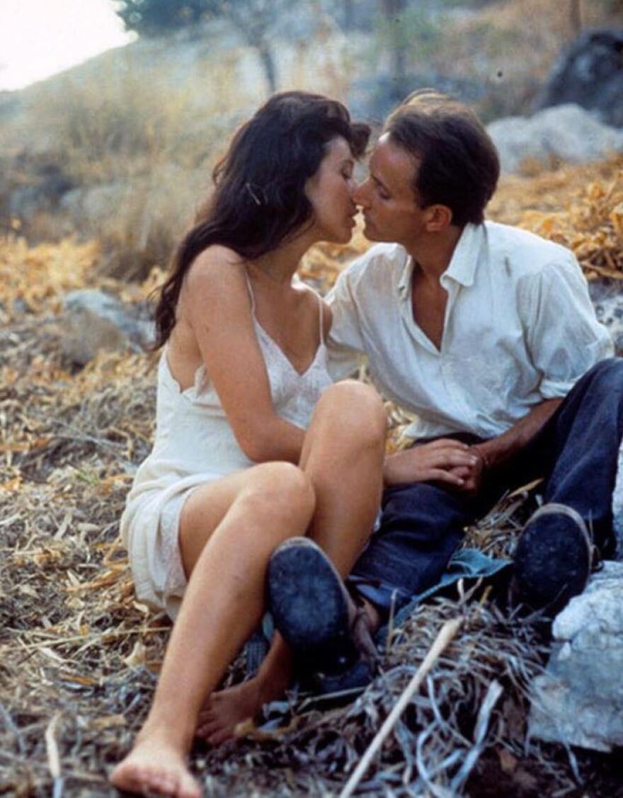 Κάρπαθος: Ο παρτενέρ της Βάνας Μπάρμπα στο «Mediterraneo» σερβίρει σε ταβέρνα απαγγέλλοντας Καβάφη