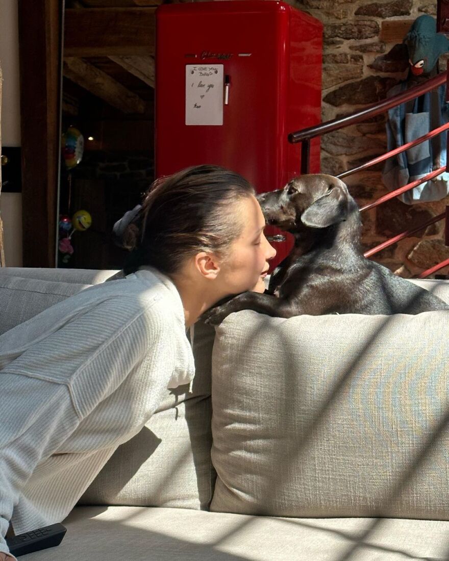 Μπέλα Χαντίντ: Ταλαιπωρημένη αλλά χαμογελαστή στις νέες φωτογραφίες από τη θεραπεία της