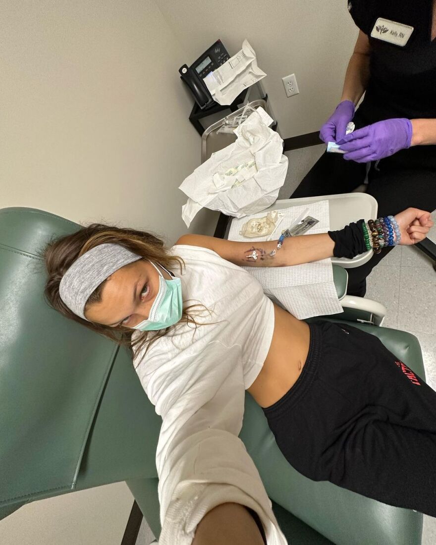 Μπέλα Χαντίντ: Ταλαιπωρημένη αλλά χαμογελαστή στις νέες φωτογραφίες από τη θεραπεία της