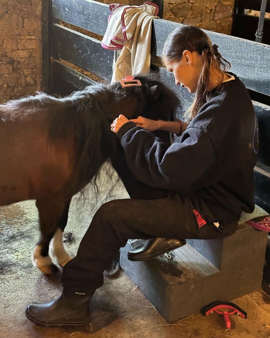 Μπέλα Χαντίντ: Ταλαιπωρημένη αλλά χαμογελαστή στις νέες φωτογραφίες από τη θεραπεία της