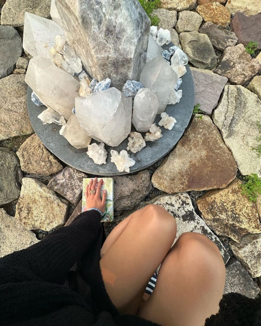 Μπέλα Χαντίντ: Ταλαιπωρημένη αλλά χαμογελαστή στις νέες φωτογραφίες από τη θεραπεία της