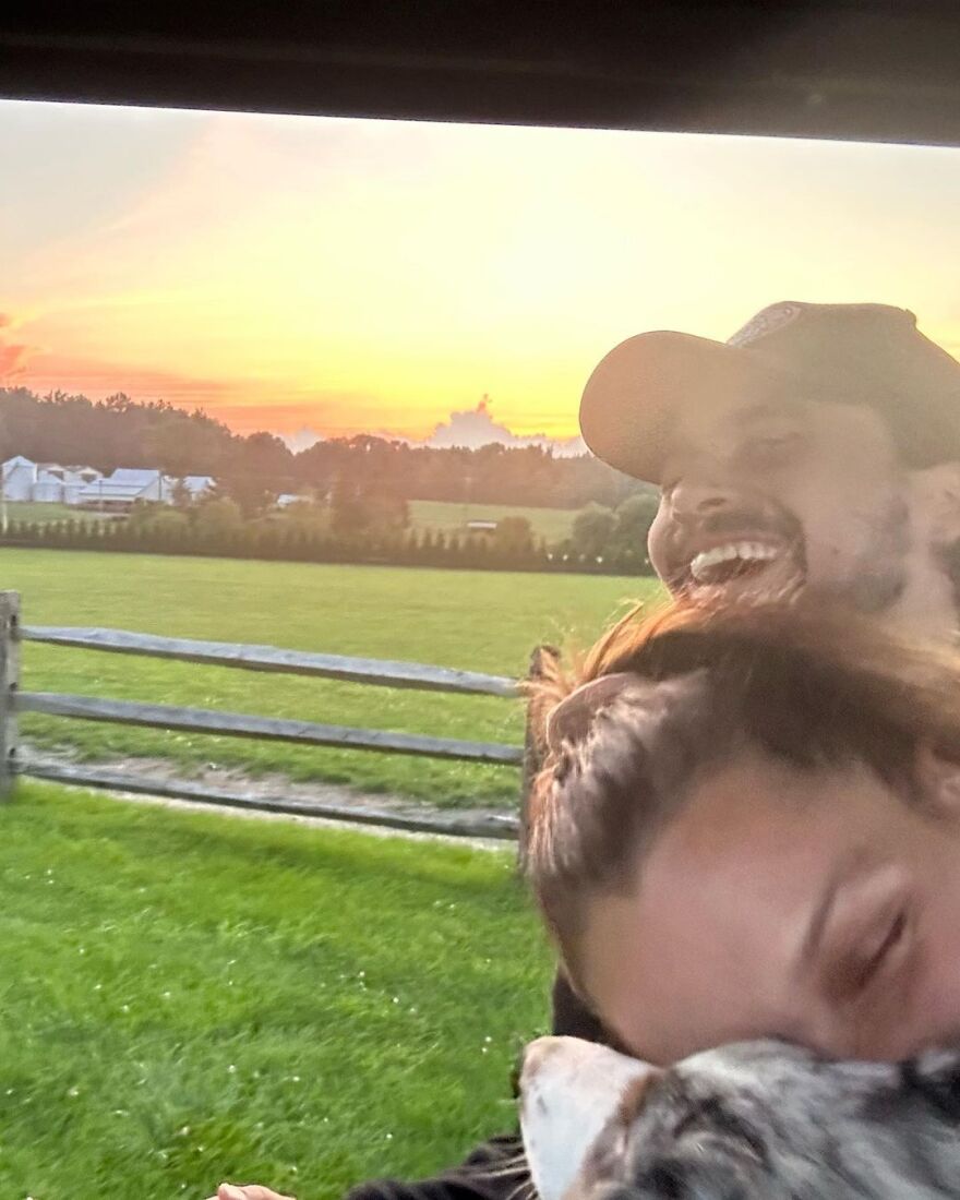 Μπέλα Χαντίντ: Ταλαιπωρημένη αλλά χαμογελαστή στις νέες φωτογραφίες από τη θεραπεία της