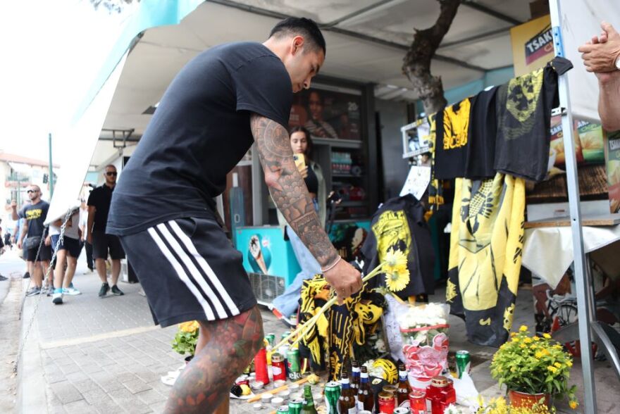 Νέα Φιλαδέλφεια: Λουλούδια από τους αρχηγούς της ΑΕΚ στο σημείο της δολοφονίας 