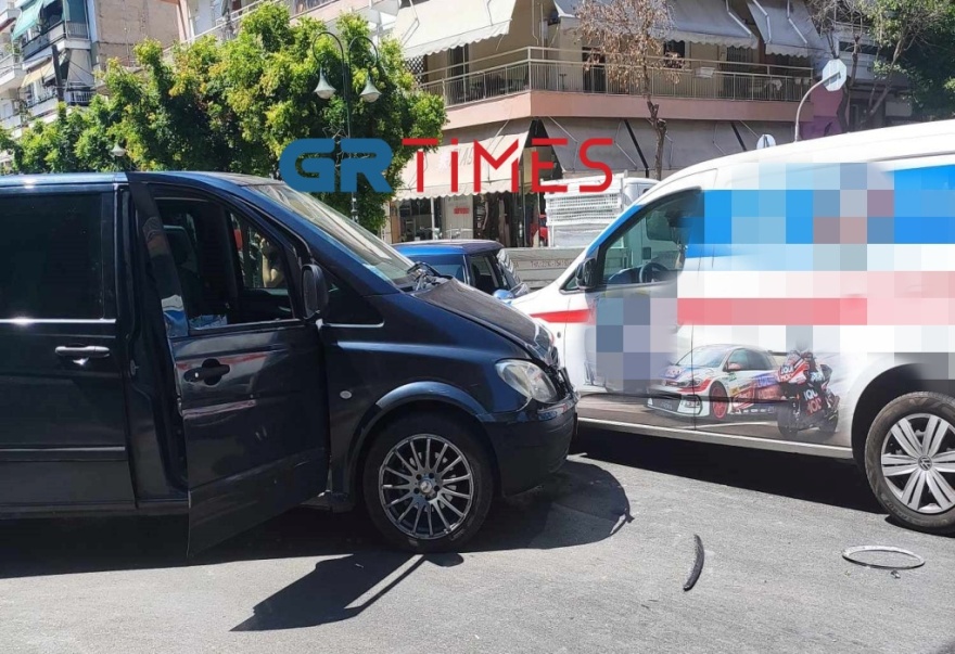 Θεσσαλονίκη: Βρέφος τραυματίστηκε σε καραμπόλα τριών οχημάτων - Δείτε φωτογραφίες