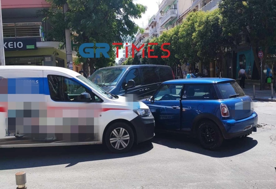 Θεσσαλονίκη: Βρέφος τραυματίστηκε σε καραμπόλα τριών οχημάτων - Δείτε φωτογραφίες