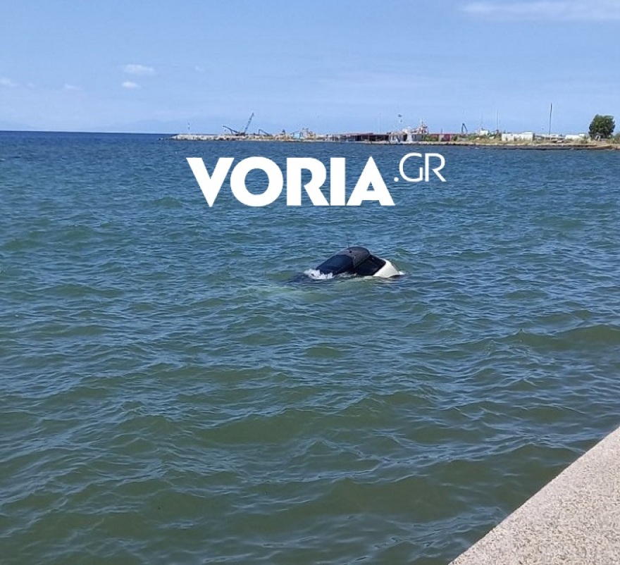 Χαλκιδική: Επιχείρηση «διάσωσης» αυτοκινήτου που... κατέληξε στη θάλασσα στα Νέα Μουδανιά (βίντεο)