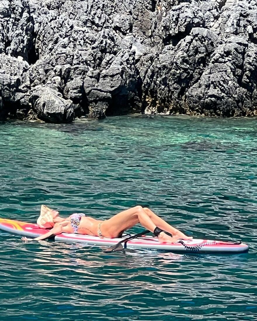 Νικολέττα Καρρά: Φωτογραφίζεται ενώ κάνει SUP στις διακοπές της