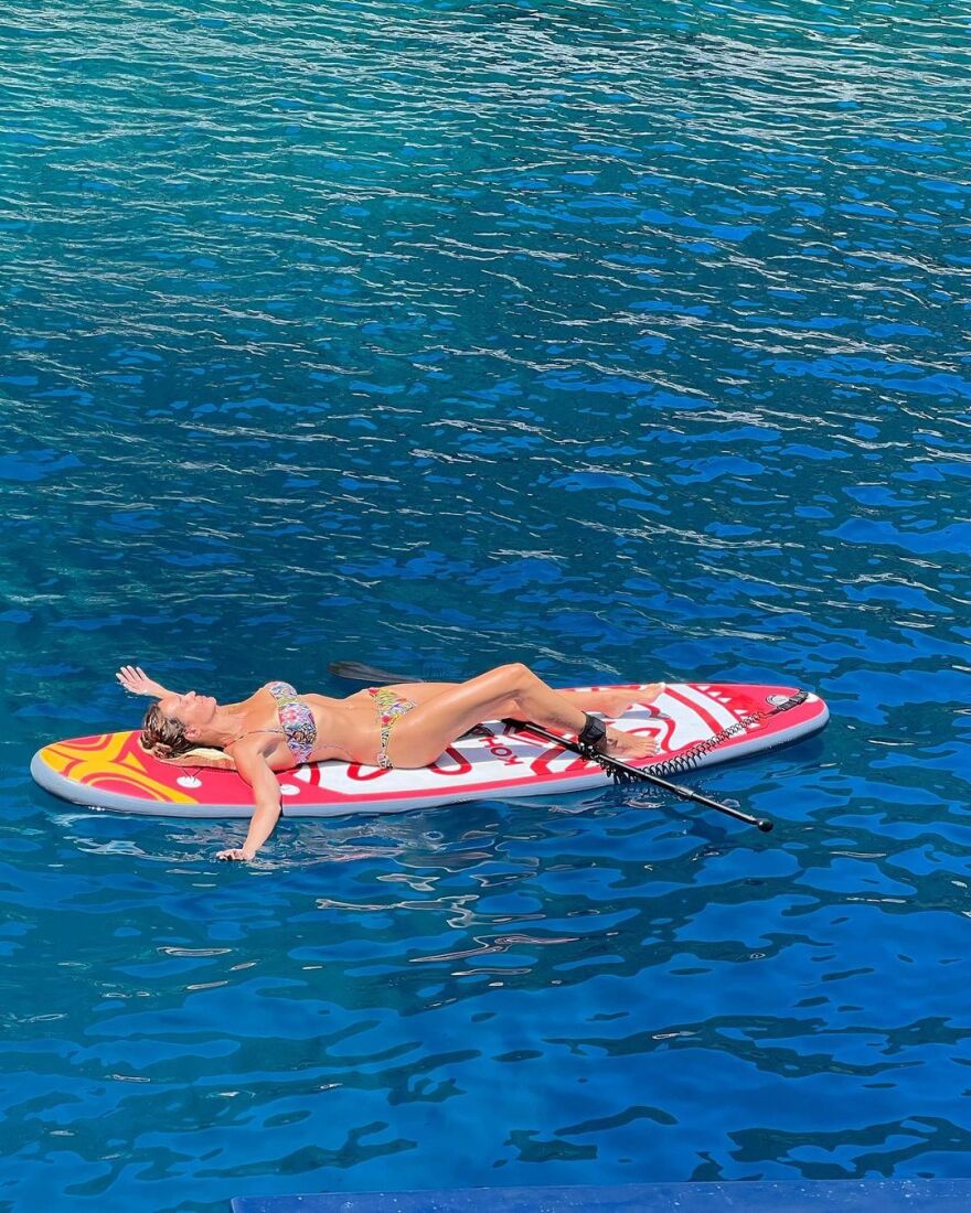 Νικολέττα Καρρά: Φωτογραφίζεται ενώ κάνει SUP στις διακοπές της