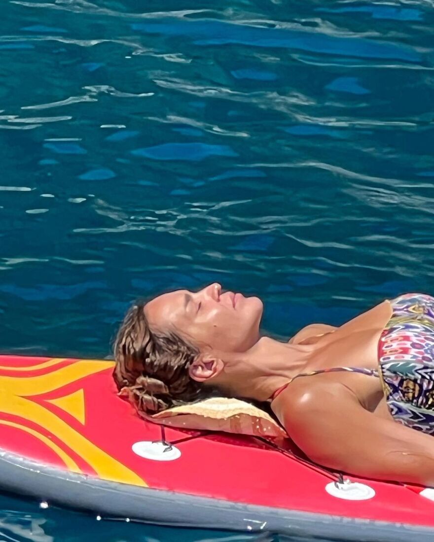 Νικολέττα Καρρά: Φωτογραφίζεται ενώ κάνει SUP στις διακοπές της