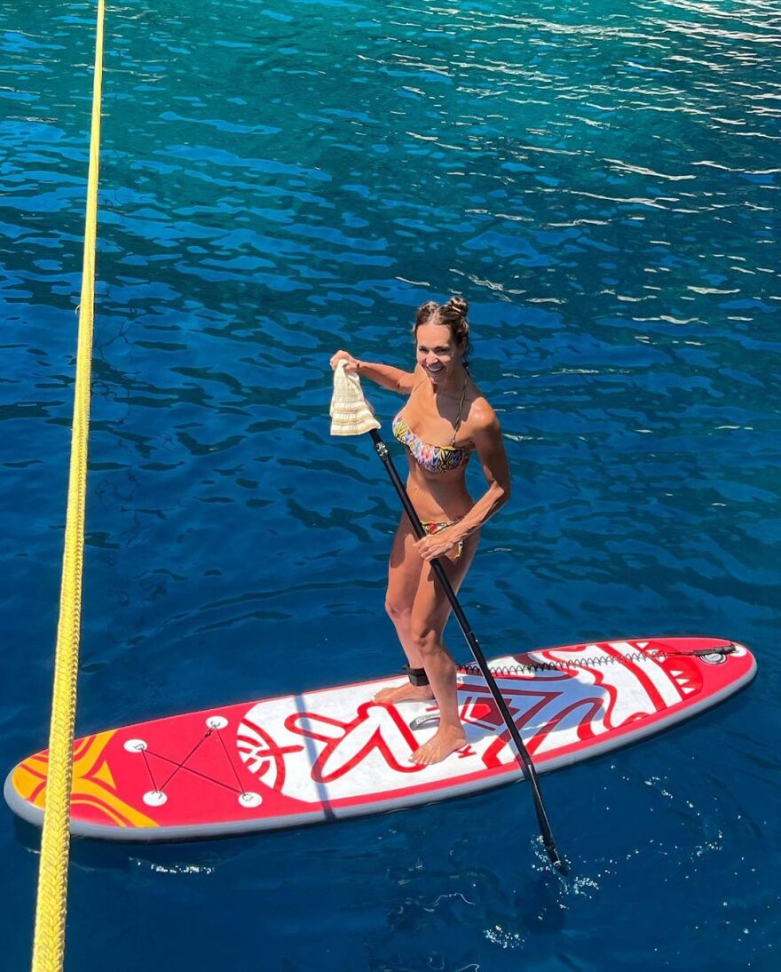 Νικολέττα Καρρά: Φωτογραφίζεται ενώ κάνει SUP στις διακοπές της