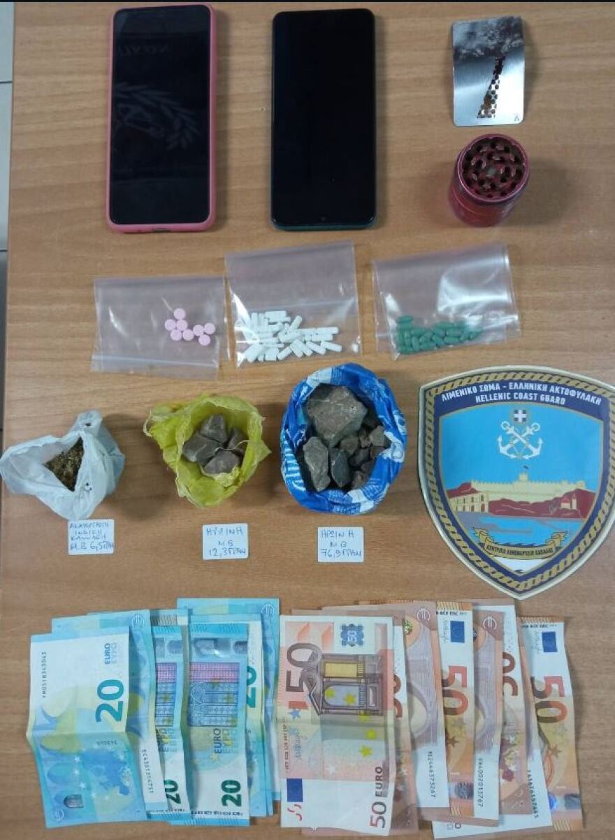 Καβάλα: Πήγαν να ταξιδέψουν με πλοίο αλλά ο «Θορ» μύρισε τα ναρκωτικά στις αποσκευές τους - Δείτε φωτογραφίες