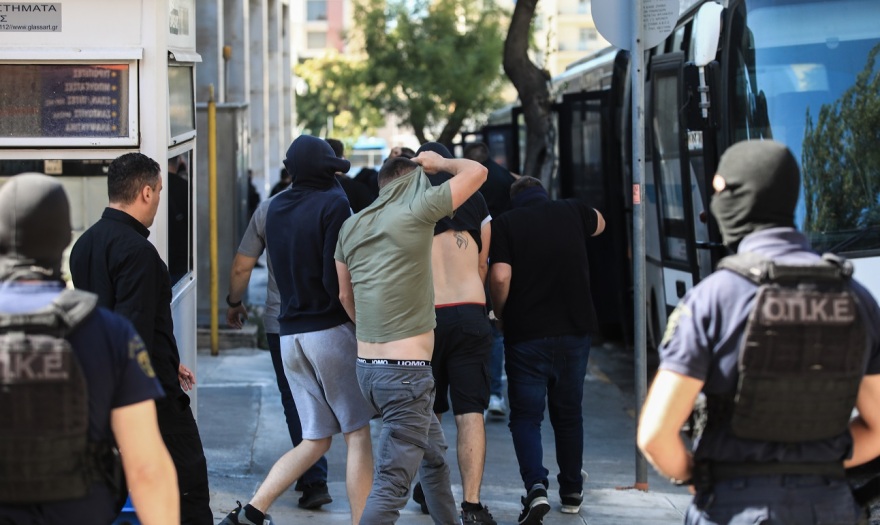 Νέα Φιλαδέλφεια: Στον Εισαγγελέα οδηγούνται οι 94 Κροάτες χούλιγκαν - Ψάχνουν άλλους 50 σε όλη τη χώρα