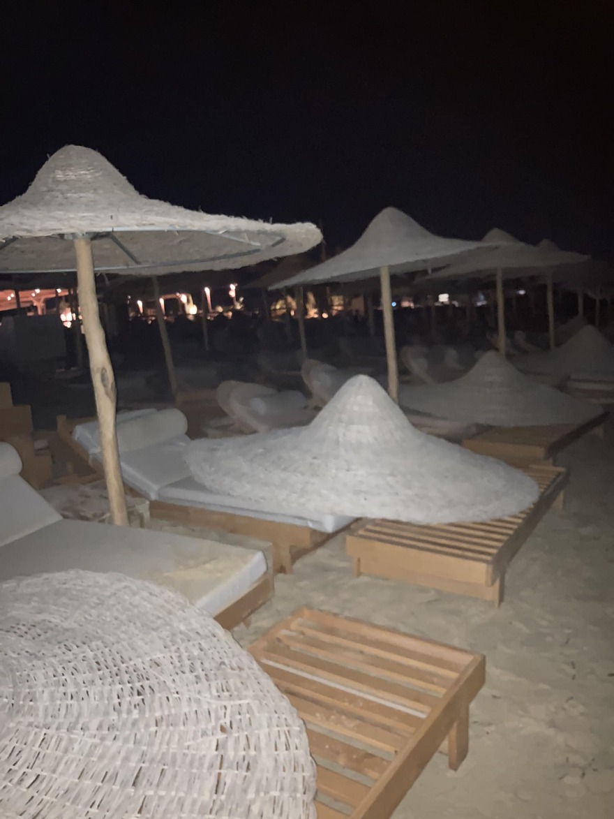 Νάξος: Μέσα στη νύχτα και μετά τους ελέγχους, άπλωσαν ξανά ομπρελοκαθίσματα 