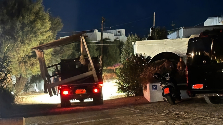 Νάξος: Μέσα στη νύχτα και μετά τους ελέγχους, άπλωσαν ξανά ομπρελοκαθίσματα 