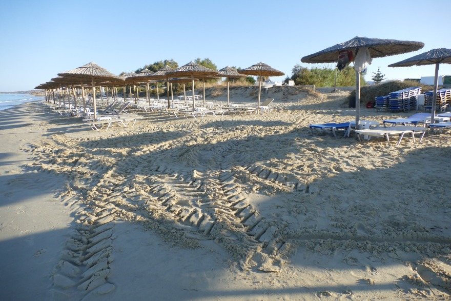 Νάξος: Μέσα στη νύχτα και μετά τους ελέγχους, άπλωσαν ξανά ομπρελοκαθίσματα 