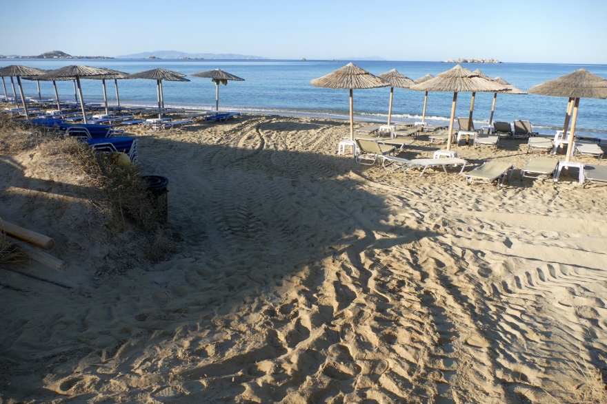 Νάξος: Μέσα στη νύχτα και μετά τους ελέγχους, άπλωσαν ξανά ομπρελοκαθίσματα 