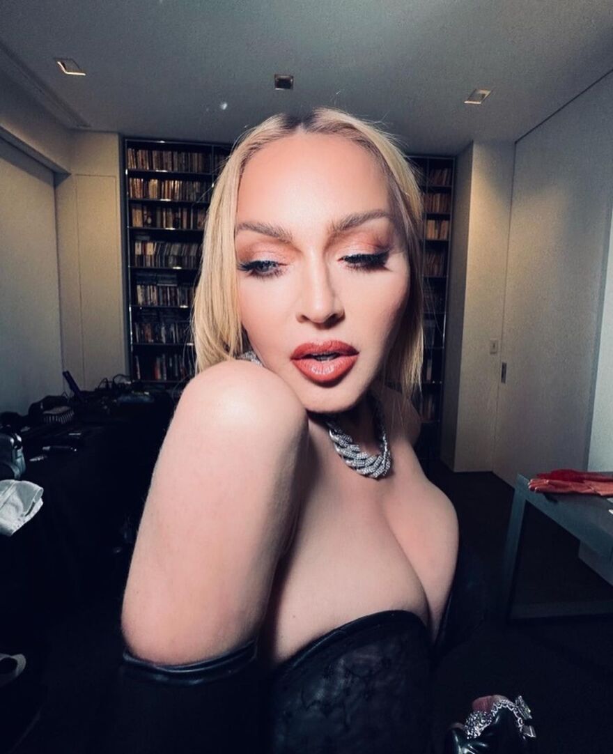 Μαντόνα: Πόζαρε με έναν μαύρο κορσέ και ανακοίνωσε πως ετοιμάζεται για την περιοδεία της