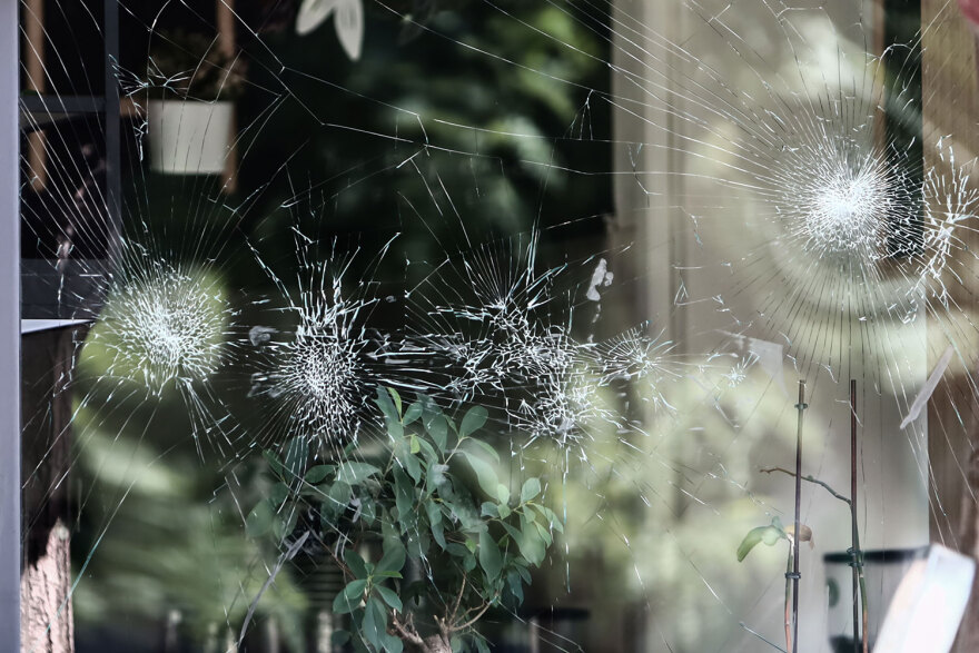 Άγνωστοι έσπασαν τζαμαρία καταστήματος Έλληνα που κρατείται για την επίθεση στη Νέα Φιλαδέλφεια - Δείτε φωτογραφίες