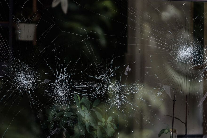 Άγνωστοι έσπασαν τζαμαρία καταστήματος Έλληνα που κρατείται για την επίθεση στη Νέα Φιλαδέλφεια - Δείτε φωτογραφίες