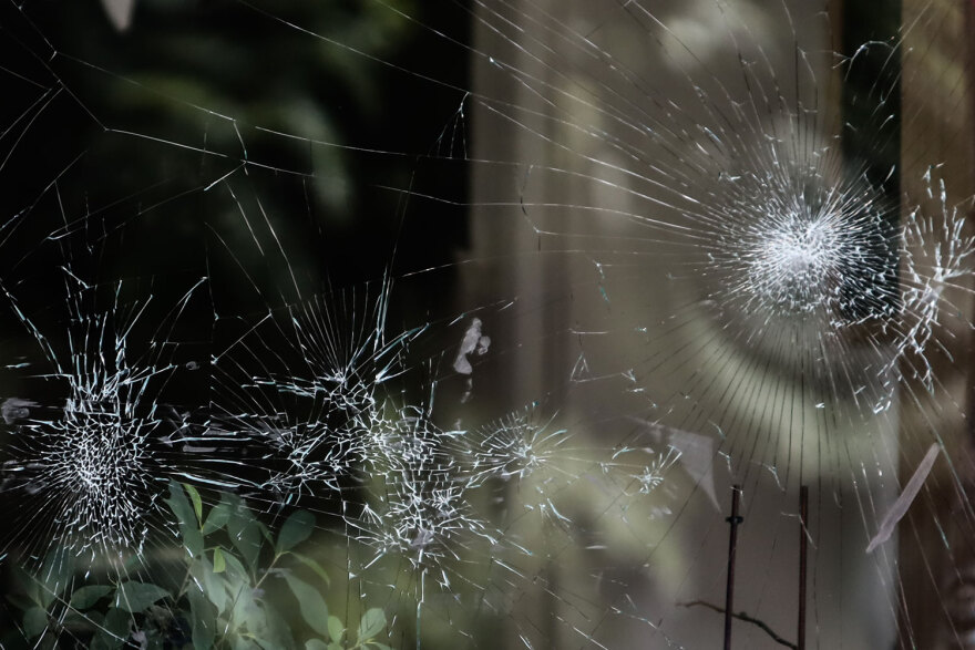 Άγνωστοι έσπασαν τζαμαρία καταστήματος Έλληνα που κρατείται για την επίθεση στη Νέα Φιλαδέλφεια - Δείτε φωτογραφίες